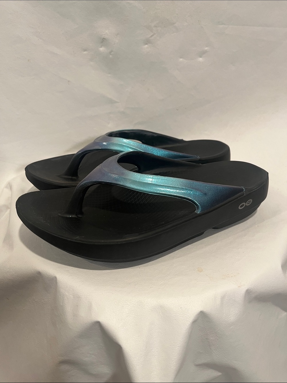 Oofos Iridescent Blue Purple Flip Flop Sandals Size 37 USA 7
